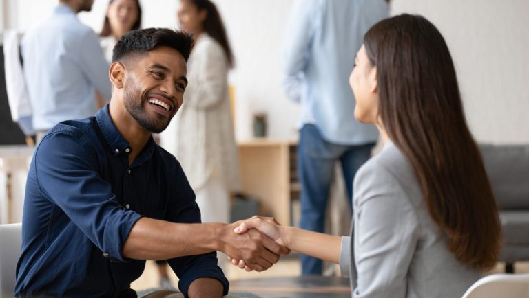 How to Start a Conversation With a New Person: A Complete Guide for Real Life